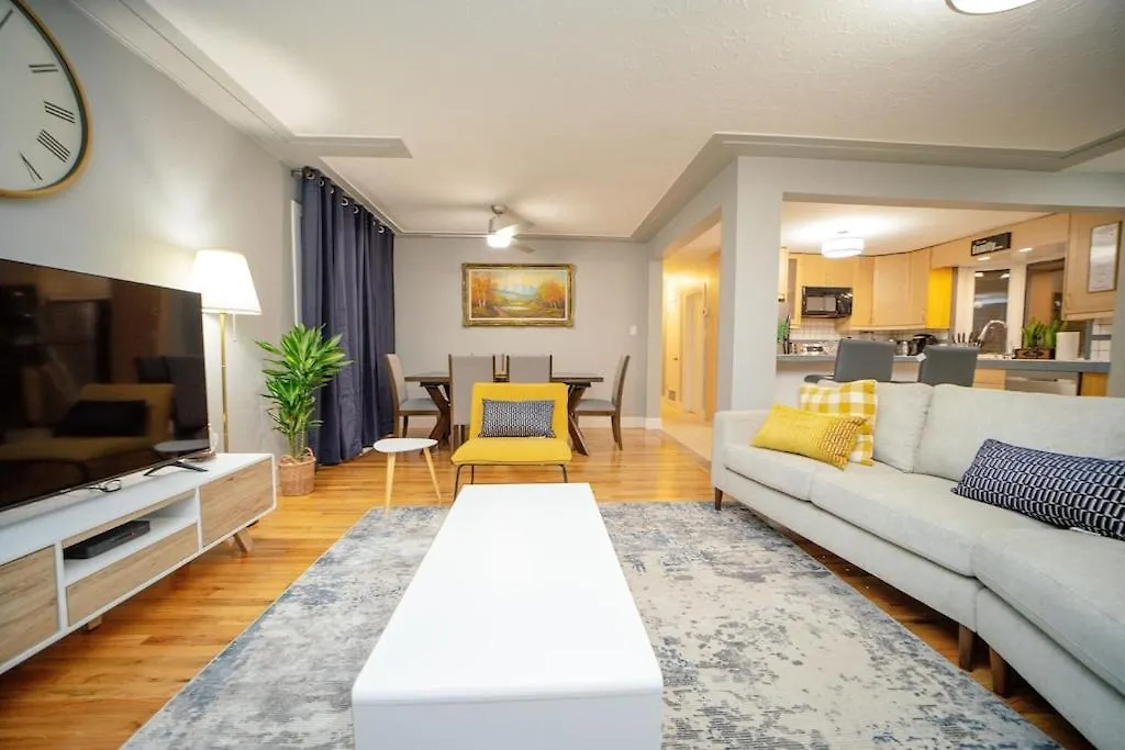 Cozy 3 Bedroom Contemporary Home With Free Parking Edmonton 0*,  Kanada
