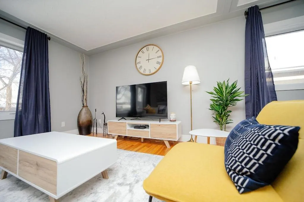 Cozy 3 Bedroom Contemporary Home With Free Parking Edmonton