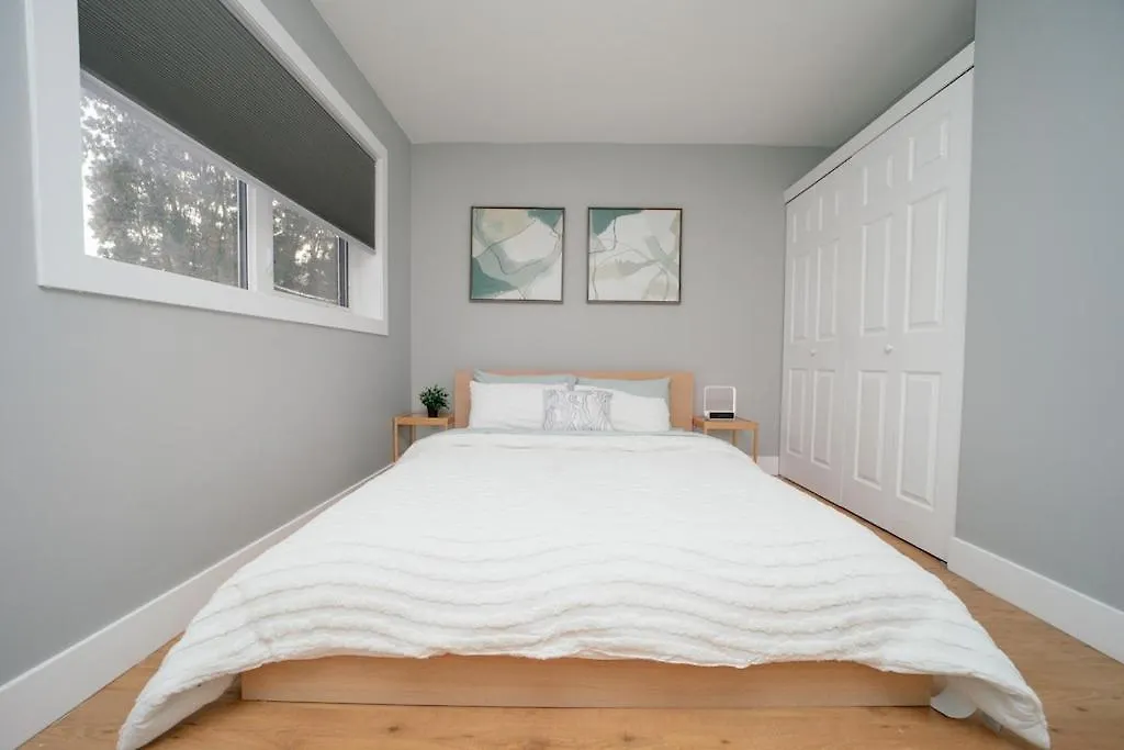 Cozy 3 Bedroom Contemporary Home With Free Parking Edmonton